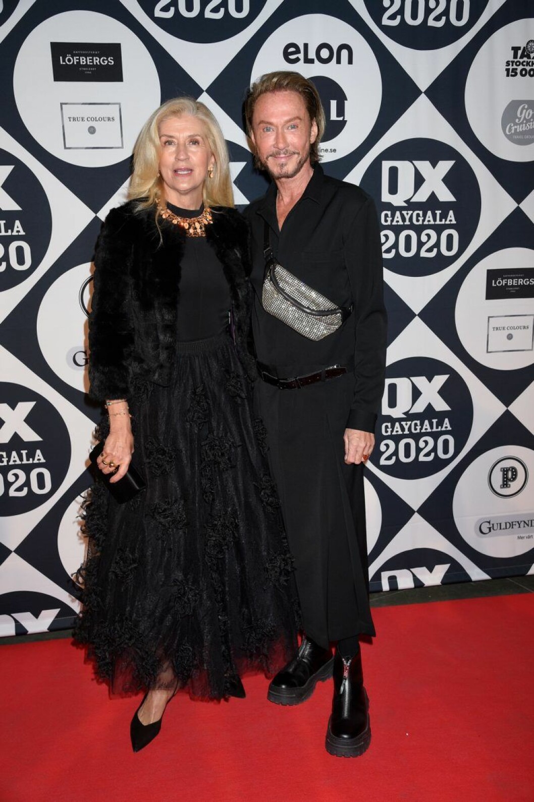 Kronprinsessan Victorias stylist Tina Törnquist tillsammans med Christer Lindarw. Tina Törnquist och Christer Lindarw på röda mattan på QX-galan 2020