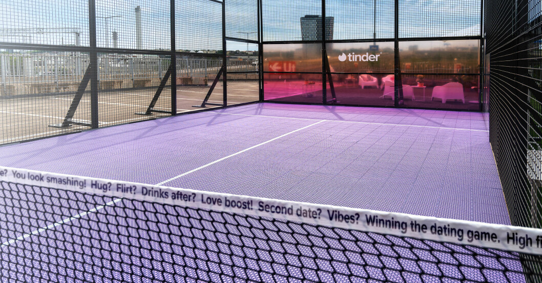 Färgglatt med flörtiga citat! Tinders padelbana i stockholm