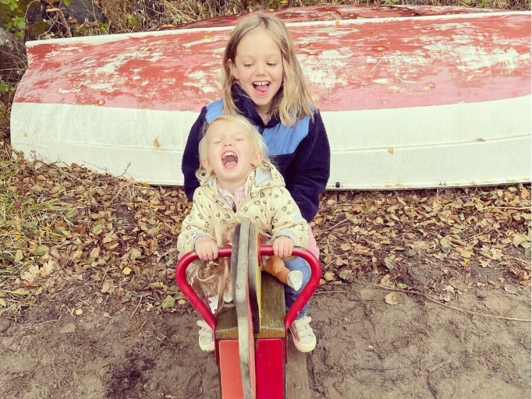 Malins egen mamma har varit ett bra stöd, här hälsar Malin och tjejerna på mormor på Värmdö. Tippi och Thelma, 6 och 2,5 år