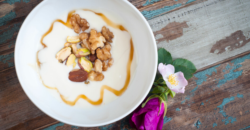 tjock yoghurt med honung och nötter