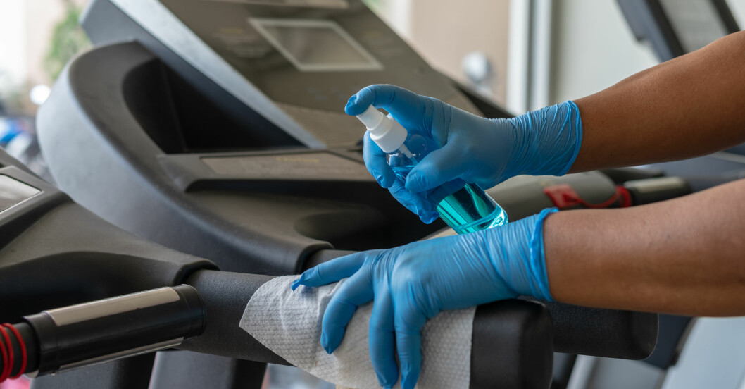 Var extra noga med hygienen på gym har varit en uppmaning sedan coronaviruset kom. Torkar av gym-maskin efter träning för att undvika corona