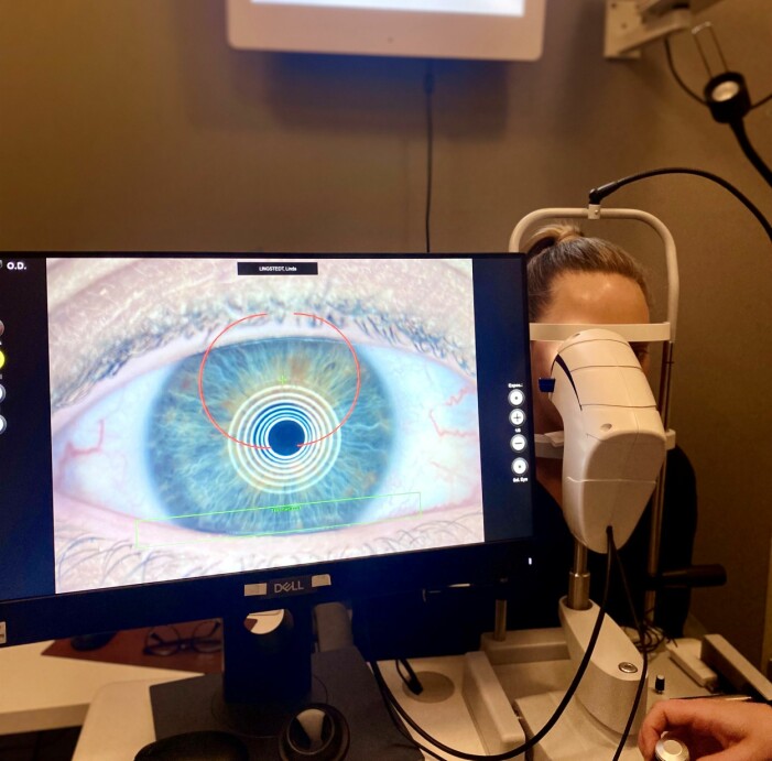 Patient som gör en tåranalys hos optikern. Foto: Synologen. Patient som genomför en tåranalys