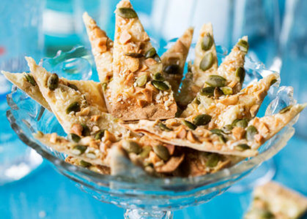 De här knapriga snacksen får smak av både parmesan och klassisk, svensk hårdost. De här knapriga snacksen får smak av både parmesan och klassisk, svensk hårdost.