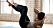 Kvinna tränar bål i övning för sneda magmusklerna
