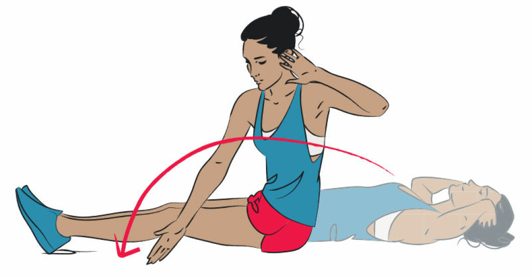 kvinna tränar sneda magmuskler med variant på situps
