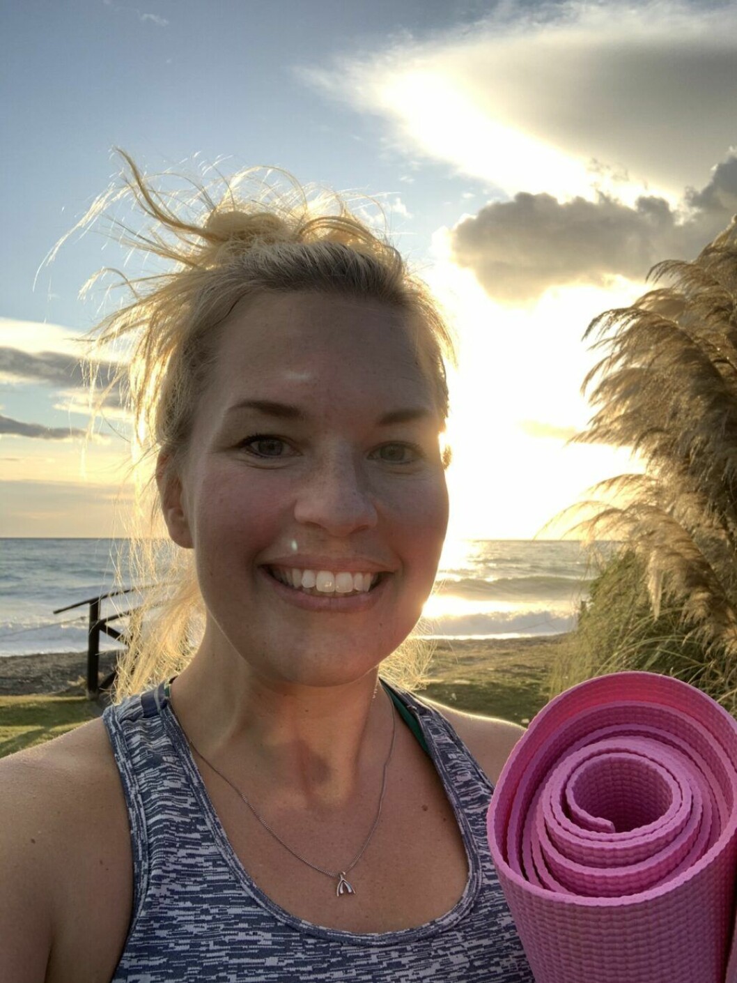 Vad är meningen med livet? Det vet ingen, men snubblande nära facit är att njuta av ett yogapass medan solen vaknar i Medelhavet.