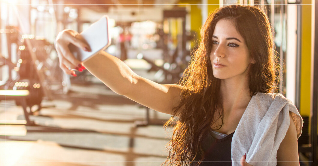 kvinna på gymmet tar selfie
