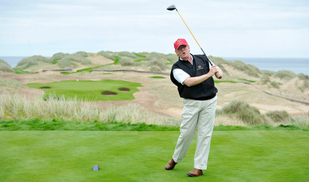 Trump spelar gärna golf – men går inte mellan hålen. Trump spelar gärna golf – men går inte emllan hålen.