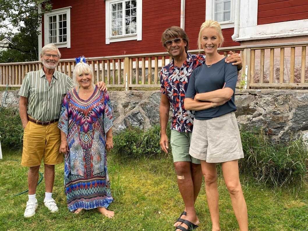 Hans Wahlgren och Christina Schollin möter Jenny och Niklas i Tillsammasn med Strömstedts. <br>Foto: TV4 Hans Wahlgren och Christina Schollin med Jenny och Niklas Strömstedt.