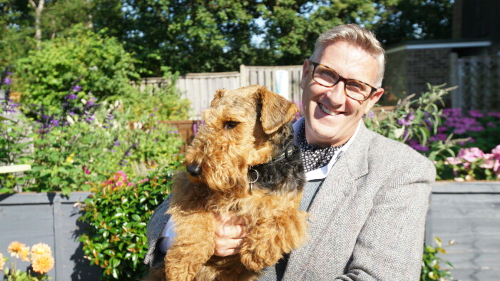 En regnig dag tittar Babben gärna på hundtränaren Graeme Hall på tv. Hundtränaren Graeme Hall med en terrier i famnen.
