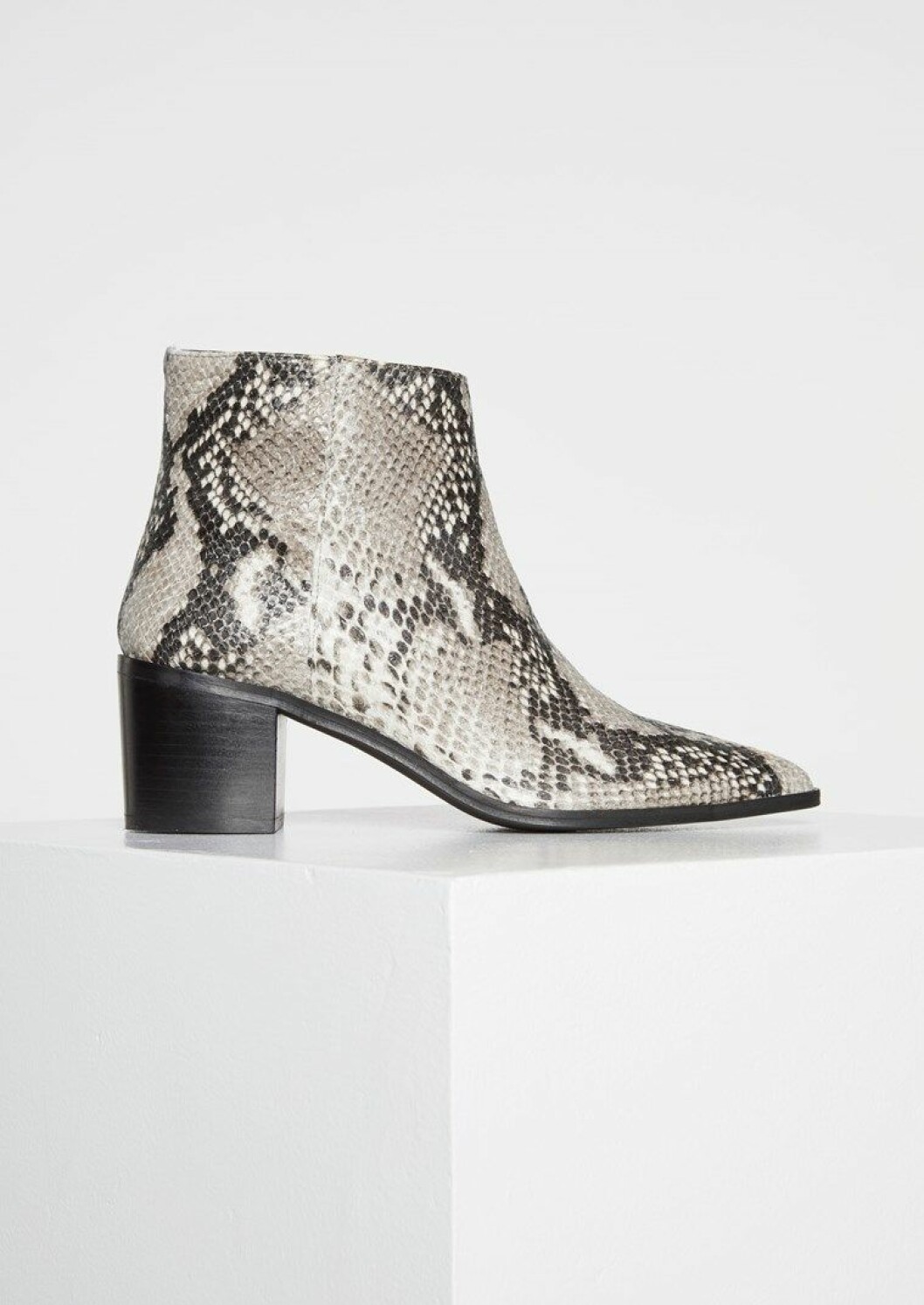 Ormskinn boots