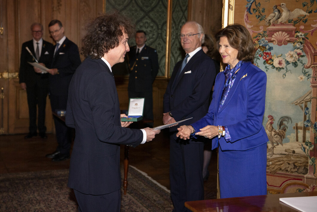 Magnus Uggla tar emot medaljen Litteris et Artibus av kung Carl Gustaf och drottning Silvia under en ceremoni på Kungliga slottet i Stockholm. magnus uggla tar emot medalj från kungen och drottningen