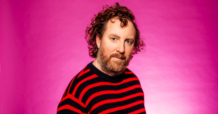 Radioprofilen Uje Brandelius känd från bandet Doktor kosmos gör Melodifestivalen-debut.<br class=""><span class=" italic" data-lab-italic_desktop="italic">Foto: Janne Danielsson, SVT.</span> Uje Brandelius tittar in i kameran.