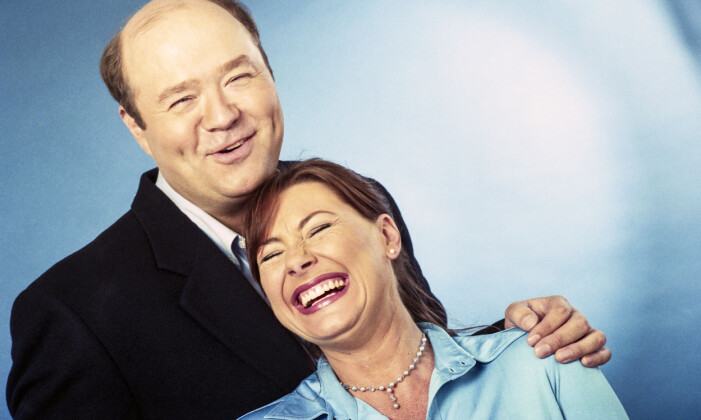 Ulf Larsson och Tina Leijonberg ledde <span class=" italic" data-lab-italic_desktop="italic">Söndagsöppet</span> tillsammans, här 1996. Ulf Larsson och Tina Leijonberg.