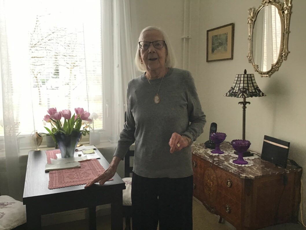 Ketty Dahlin som fick rum på äldreboende i Nacka i februari försöker tänka positivt även när hon måste hålla sig isolerad på rummet.