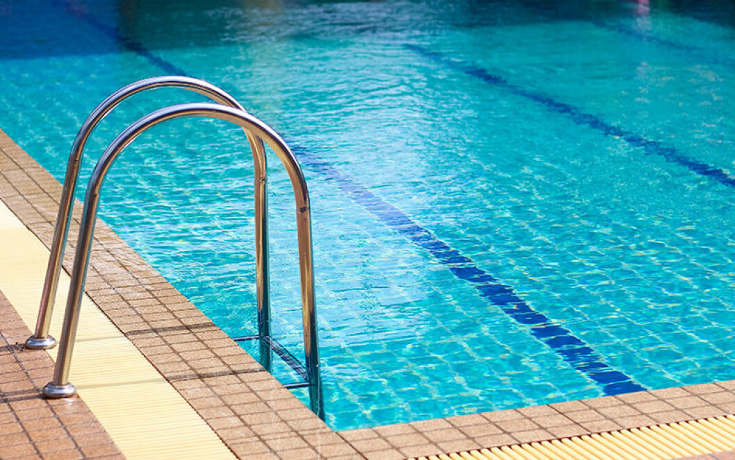 <em>Handtag och andra hårda ytor kan eventuellt bära smitta, men själva pool-vattnet bör vara fritt från coronavirus, menar experter.</em> pool utomhus corona