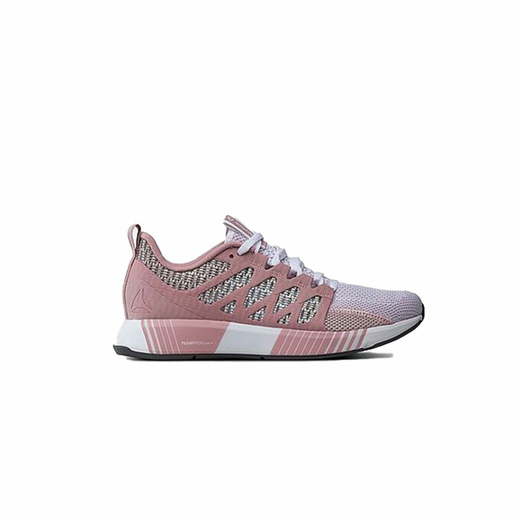 Löparsko från Reebok Performance,<a href="http://www.awin1.com/cread.php?awinaffid=439047&awinmid=8905&clickref=traningsskor&p=https%3A%2F%2Fwww.ellos.se%2Freebok-performance%2Floparskor-fusion-flexweave-cage%2F1532667-01" target="_blank" rel="noopener"> 1 299 kronor</a>. rosa löparsko från ellos