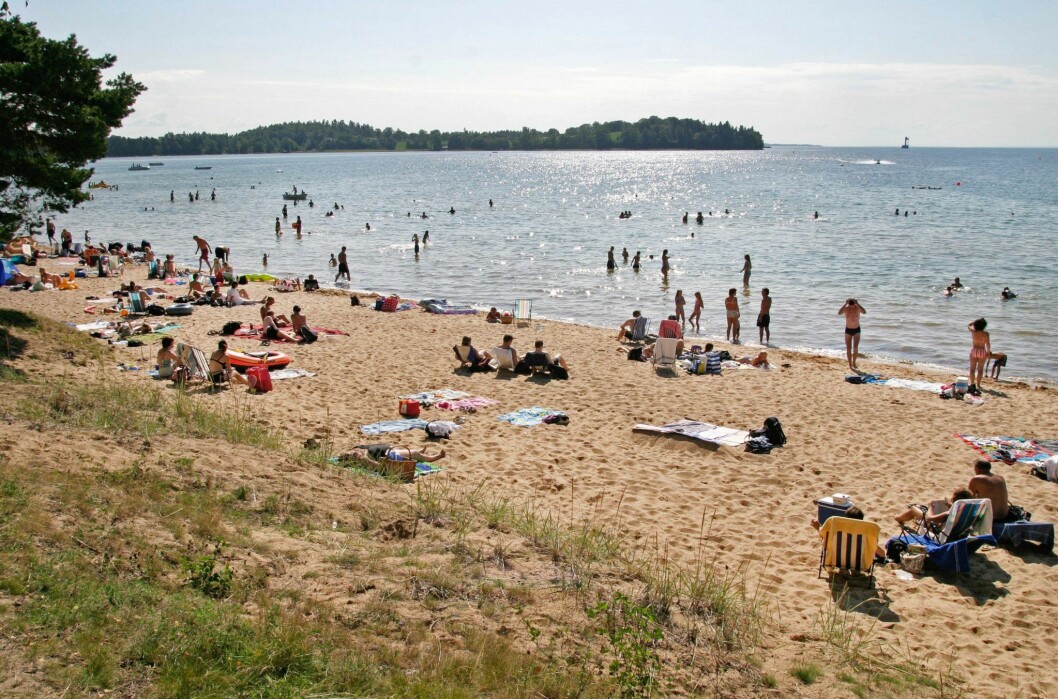 Hitta din egen favoritdel av den långa stranden vid Varamobaden. Varamobaden