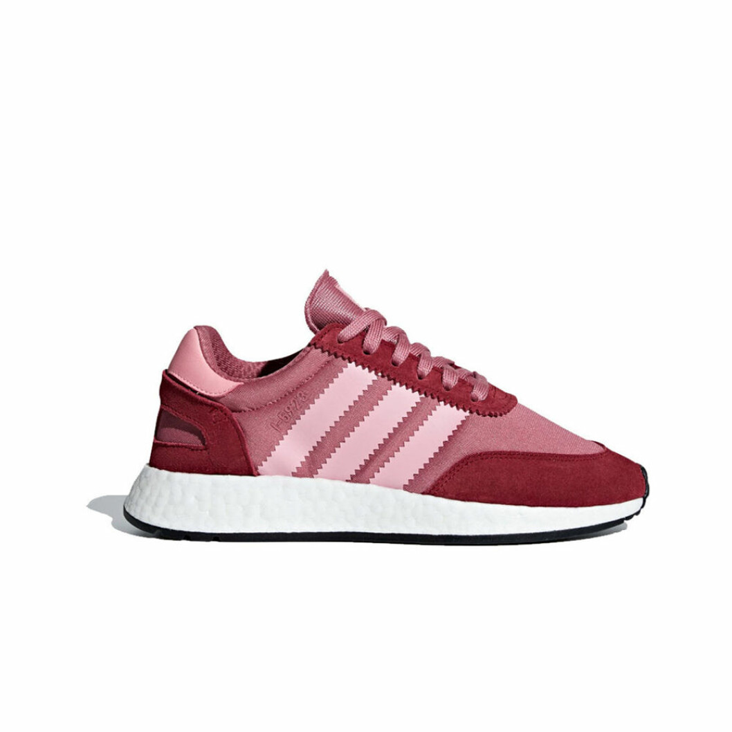 Löparskor från Adidas, <a href="https://track.adtraction.com/t/t?a=1136856392&as=1213658115&t=2&tk=1&epi=loparskor-rosa&url=https://www.ahlens.se/Mode/skor/sneakers-15229/adidas-originals-i-5923-shoes-rod-90188375/" target="_blank" rel="noopener">1 299 kronor.</a>. rosa vårskor från åhléns