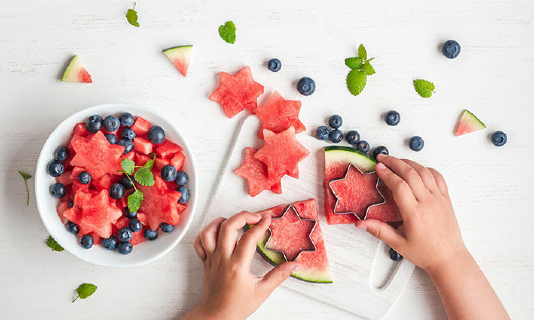 Tips! Skär upp melonen i skivor och plocka ut kärnorna innan du använder pepparkaksformar för att skapa roliga former i en fräsch fruktsallad.