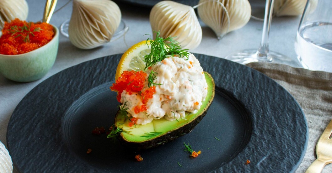 en halv avokado med vegansk skagenröra på