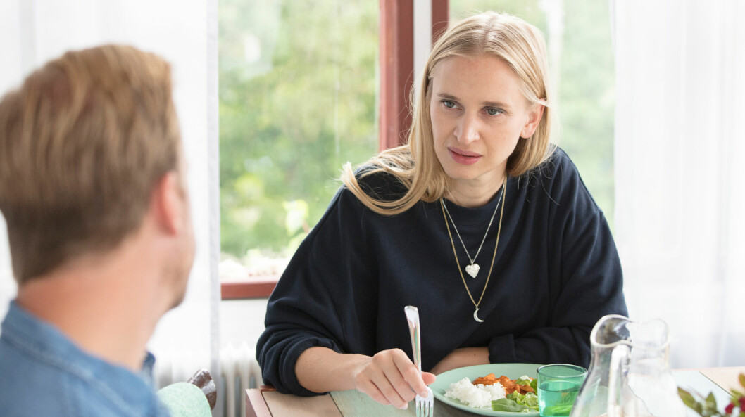 Vera Vitali i rollen som Lisa i Bonusfamiljen, med Jerka Johansson i rollen som Patrik mittemot. vera i rollen som lisa i bonusfamiljen
