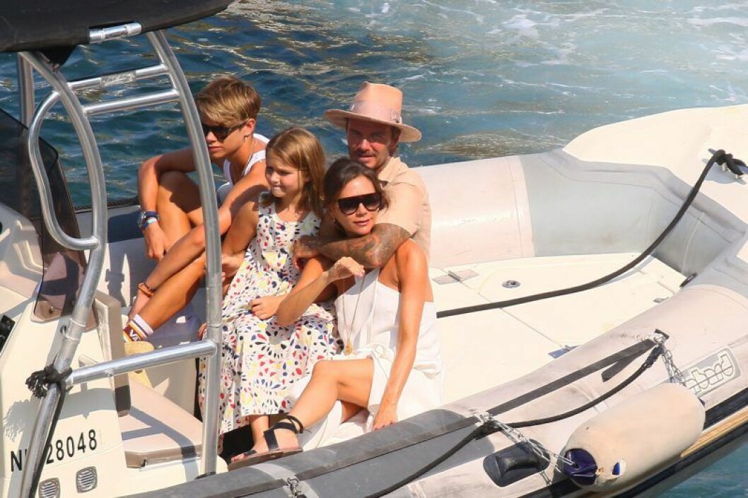 Victoria och David Beckham tillsammans med två av fyra barn. Victoria Beckham tillsammans med sin familj