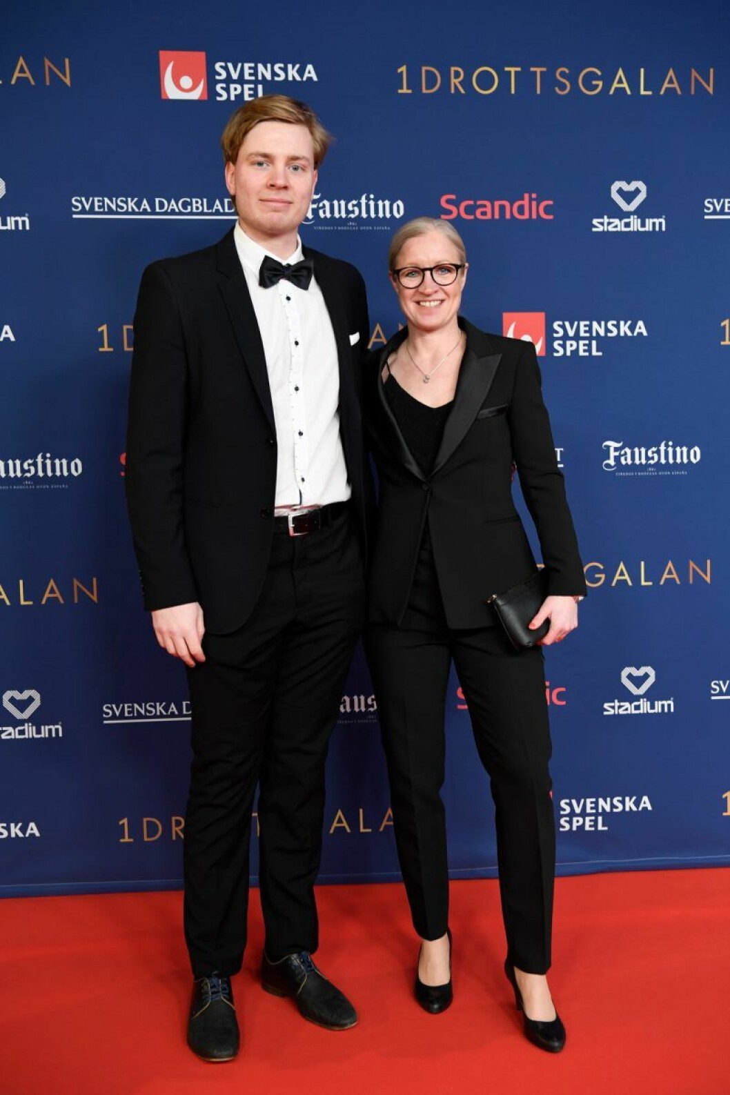 Victoria Sandell Svensson med sällskap. Victoria Sandell Svensson med sällskap på röda mattan på Idrottsgalan 2020