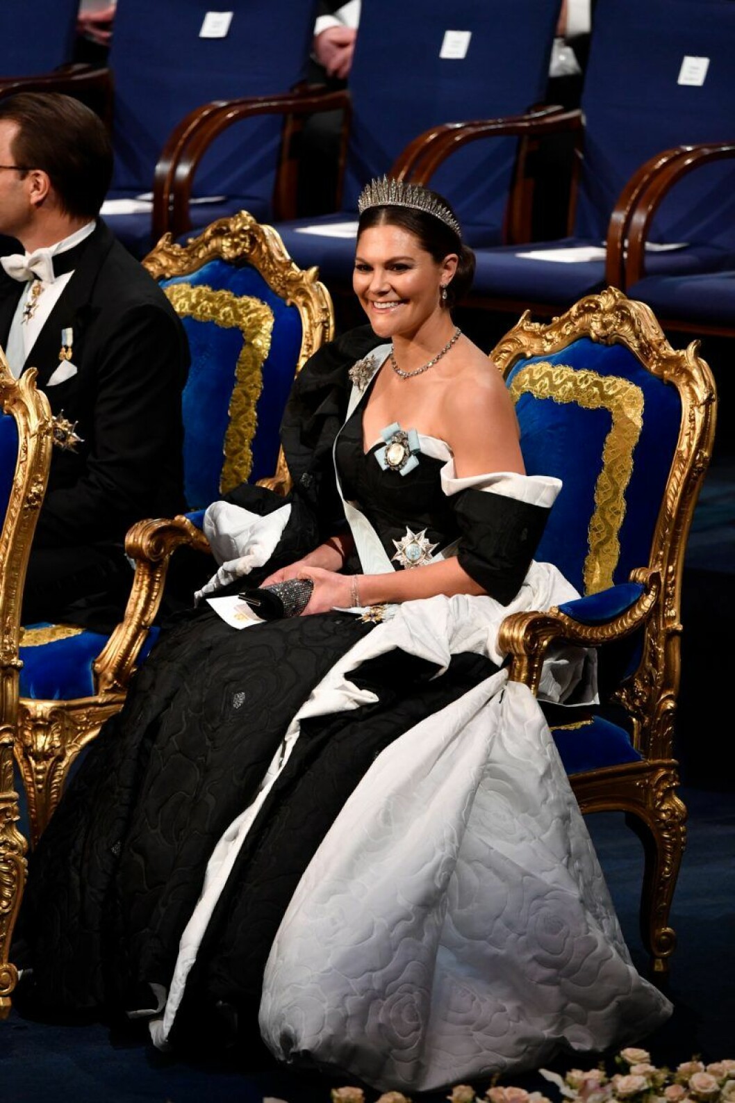 Kronprinsessan Victoria. Det här hade Victoria på sig på Nobel 2019