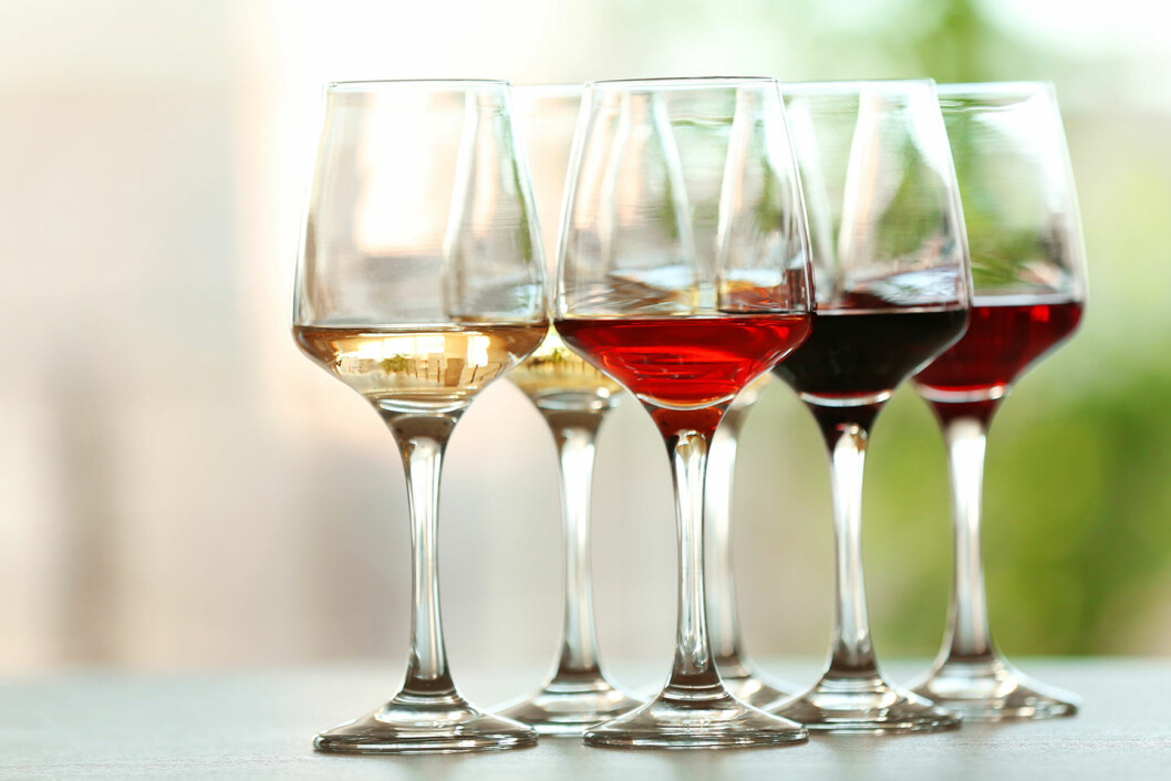 vin-bakfull-red-white-rose
