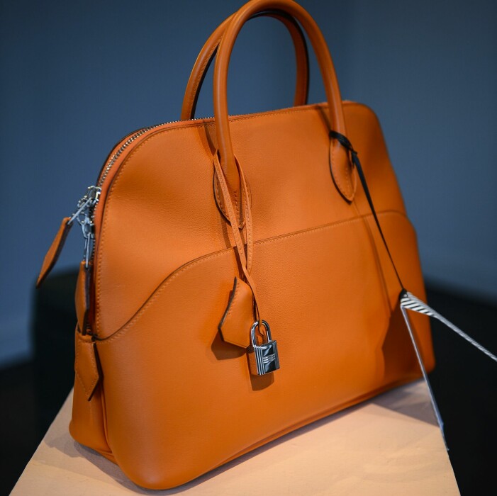 Vintageväskor är värdefulla! Här är en Hermès modell<span class=""> <span class=" italic" data-lab-italic_desktop="italic">Bolide </span>från Bukowskis modeauktion 2014.</span><span class=""><br class="">Foto: TT. </span> En kongacsfärgad Hermès.