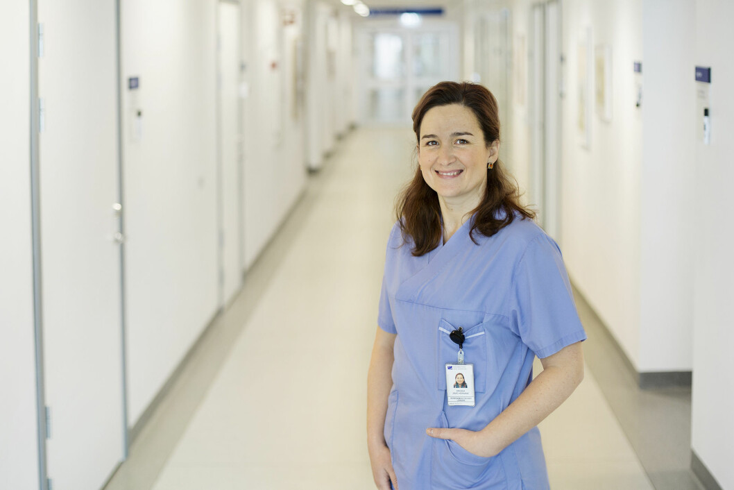 Virginia Zazo Hernanz är dermatolog vid Hudkliniken Norrlands universitetssjukhus. Virginia Zazo Hernanz, dermatolog, fotograferad i sjukhusmiljö.
