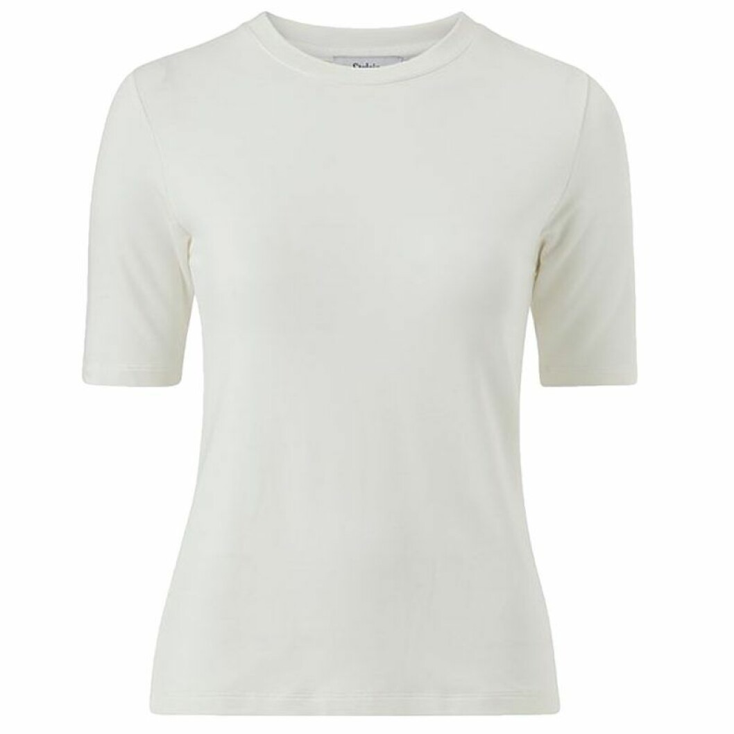Vit t-shirt från Stylein. Kostar 349 kronor på rean. <a href="https://www.awin1.com/cread.php?awinaffid=439047&awinmid=8905&clickref=mr-MODE&platform=dl&p=%5B%5Bhttps%253A%252F%252Fwww.ellos.se%252Fstylein%252Ftopp-sydney%252F1565478-02%5D%5D" target="_blank" rel="noopener">Här kan du fynda</a>. vit t-shirt stylein
