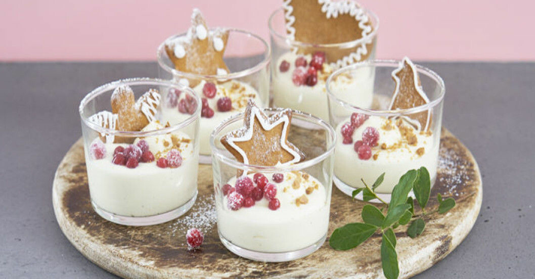 Vit chokladmousse med pepparkakor på träfat.