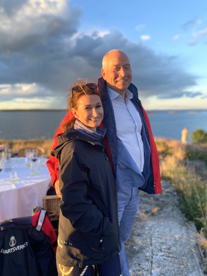 Viveca och Lennart i skärgården som de båda älskar. Viveca och Lennart i skärgården.