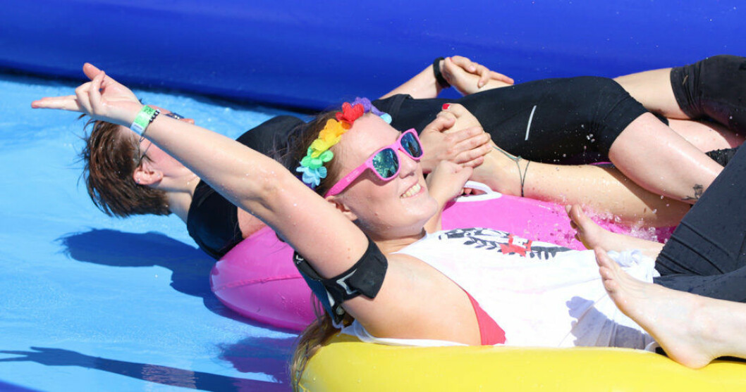 Waterslide obstacle rush – lika mycket en kul kväll med kompisarna som ett träningspass! waterslide obstacle rush stockholm