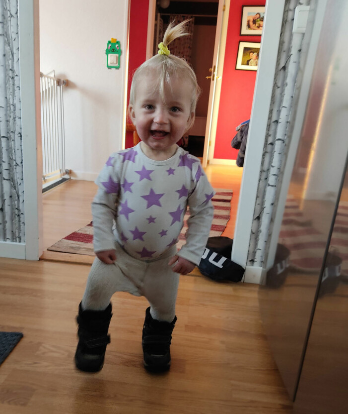 Idag är Wilma en glad liten tjej på ett år och fyra månader. Wilma idag 1 år och fyra månader.