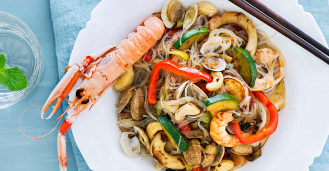 Wok med skaldjur och cashewnötter.