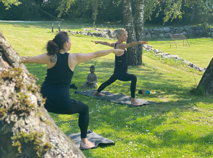 Yogan och umgänget med hästarna har många gemensamma nämnare, menar Sanna. Yoga