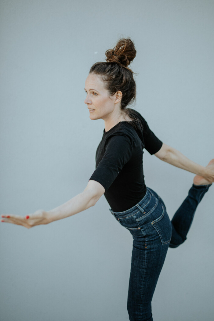 Kitesurfing och yoga var två aktiviteter som gav Therese livskraft. therese i yogaposition