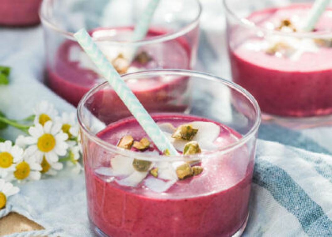 Smoothie på grekisk yoghurt, frysta bär och riven ingefära. Smoothie med frysta bär och riven ingefära.