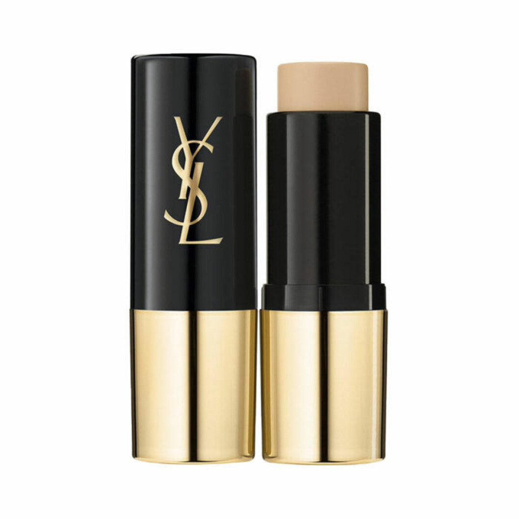 Foundation från Yves Saint Laurent, 440 kronor. <a href="https://track.adtraction.com/t/t?a=1136856392&as=1213658115&t=2&tk=1&epi=tackande-foundation&url=https://www.ahlens.se/Skonhet/makeup/ansikte/foundation-15249/yves-saint-laurent-all-hours-foundation-stick-90237713/" target="_blank" rel="noopener">Här kan du köpa den</a>. YSL-foundation-stick-vattenfast