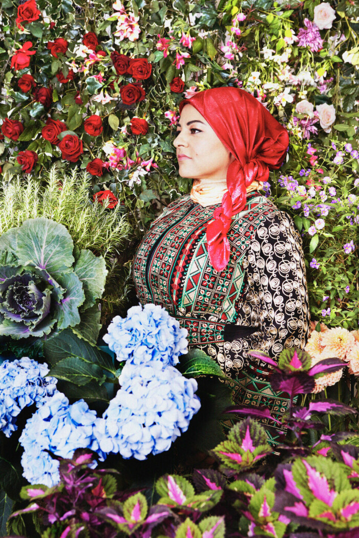Zeina Mourtada bland blommor