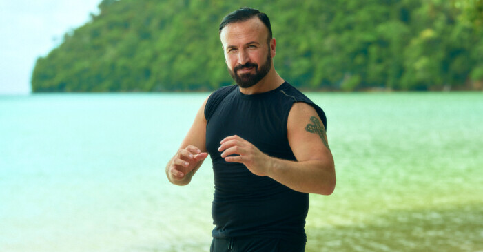 Frisören Zeki Demir tar med sig en glasbit, kort och gott.<br class=""><span class=" italic" data-lab-italic_desktop="italic">Foto: TV4.</span><br class=""> Zeki Demir
