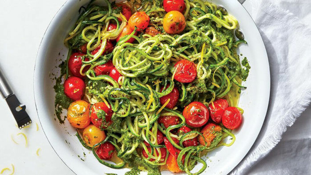 Via Health.com Zoodles med pesto och tomater